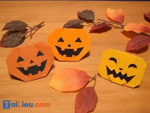 Mẫu trang trí halloween với bí ngô làm bằng giấy