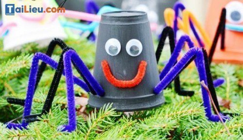 Làm con nhện trang trí Halloween bằng đĩa giấy và ống hút