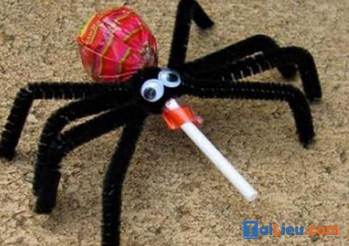 Làm con nhện trang trí Halloween bằng đĩa giấy và ống hút