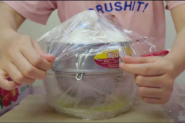 Dùng màn bọc thực phẩm quấn chặt để quá trình tách nước diễn ra nhanh hơn Dùng màn bọc thực phẩm quấn chặt để quá trình tách nước diễn ra nhanh hơn