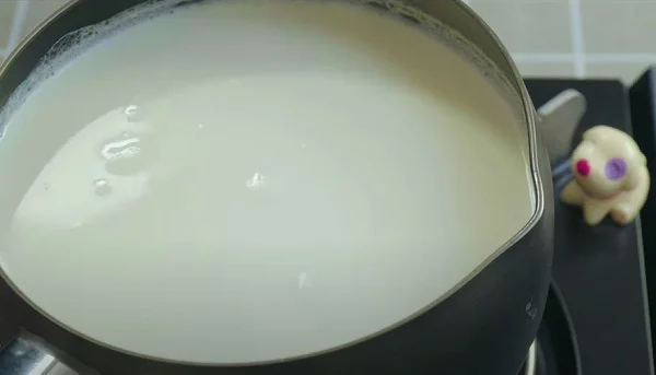 Khuấy đều sữa trên bếp Khuấy đều sữa trên bếp