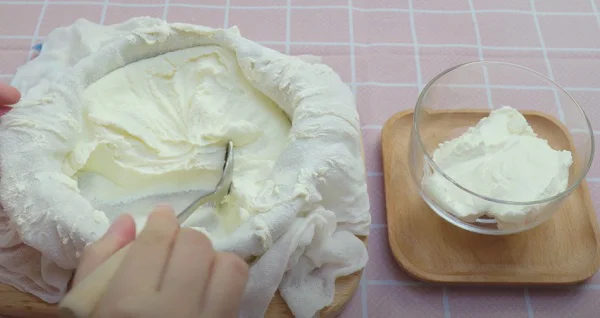 Thành phẩm sữa chua sau khi được tách nước Thành phẩm sữa chua sau khi được tách nước