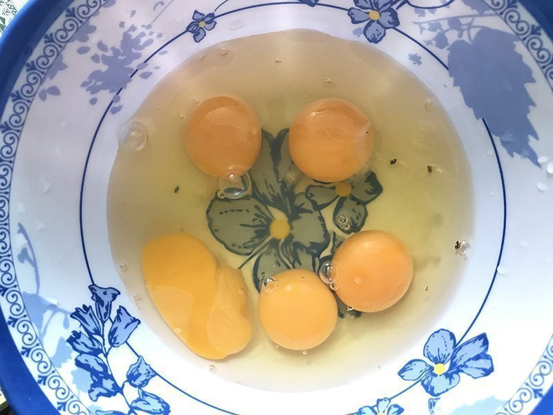Bước 2: Đánh tan trứng (Cách làm bánh flan phô mai tại nhà)
