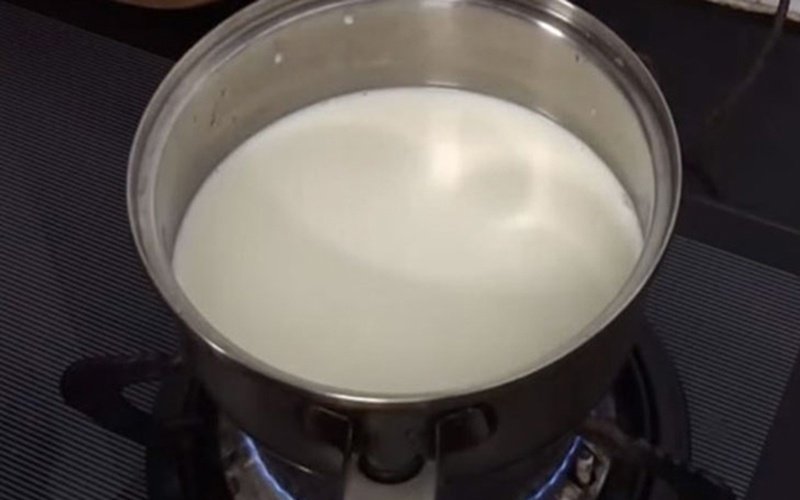 Bước 3: Đun ấm hỗn hợp sữa và phô mai (Cách làm bánh flan phô mai)