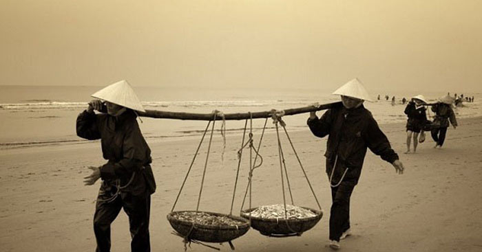 Vẻ đẹp khuất lấp của người đàn bà hàng chài