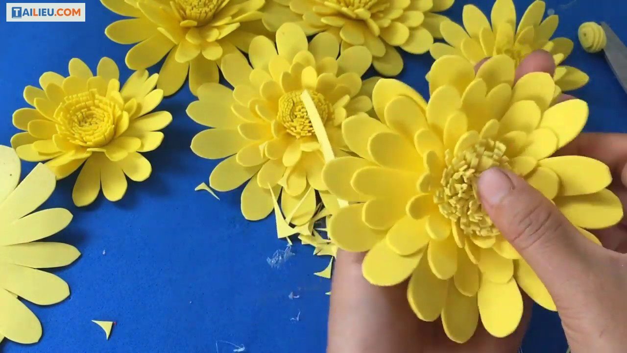 Cách làm hoa cúc bằng giấy xốp mầm non