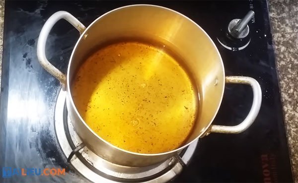 Bước 4: Nấu nước mắm (Cách làm món sấu ngâm nước mắm tỏi ớt)