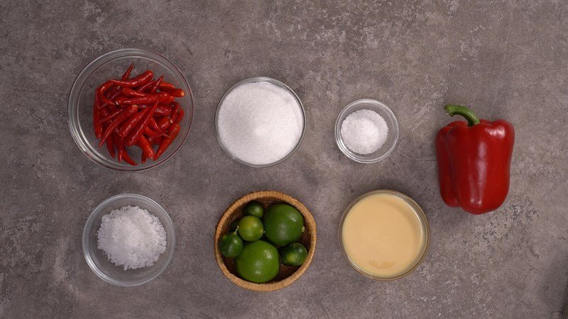 Nguyên liệu chuẩn bị làm nước chấm hải sản với ớt đỏ