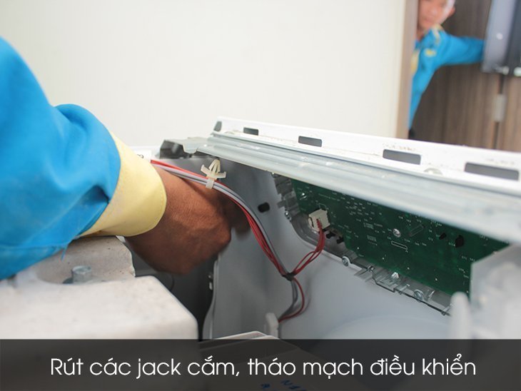 Rút các jack cắm, tháo mạch điều khiển