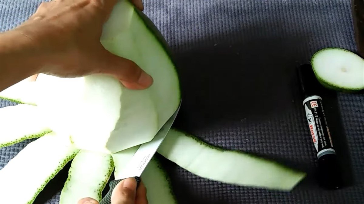 Gọt phần vỏ xanh để làm đế quả