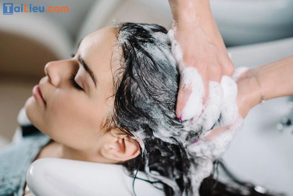Có nên gội đầu vào sáng sớm không?