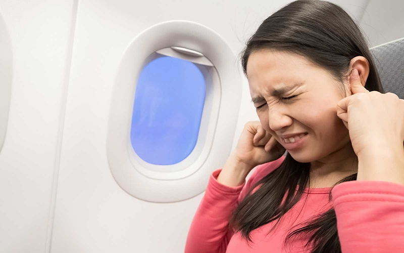 Mẹo điều trị chứng ù tai khi đi máy bay