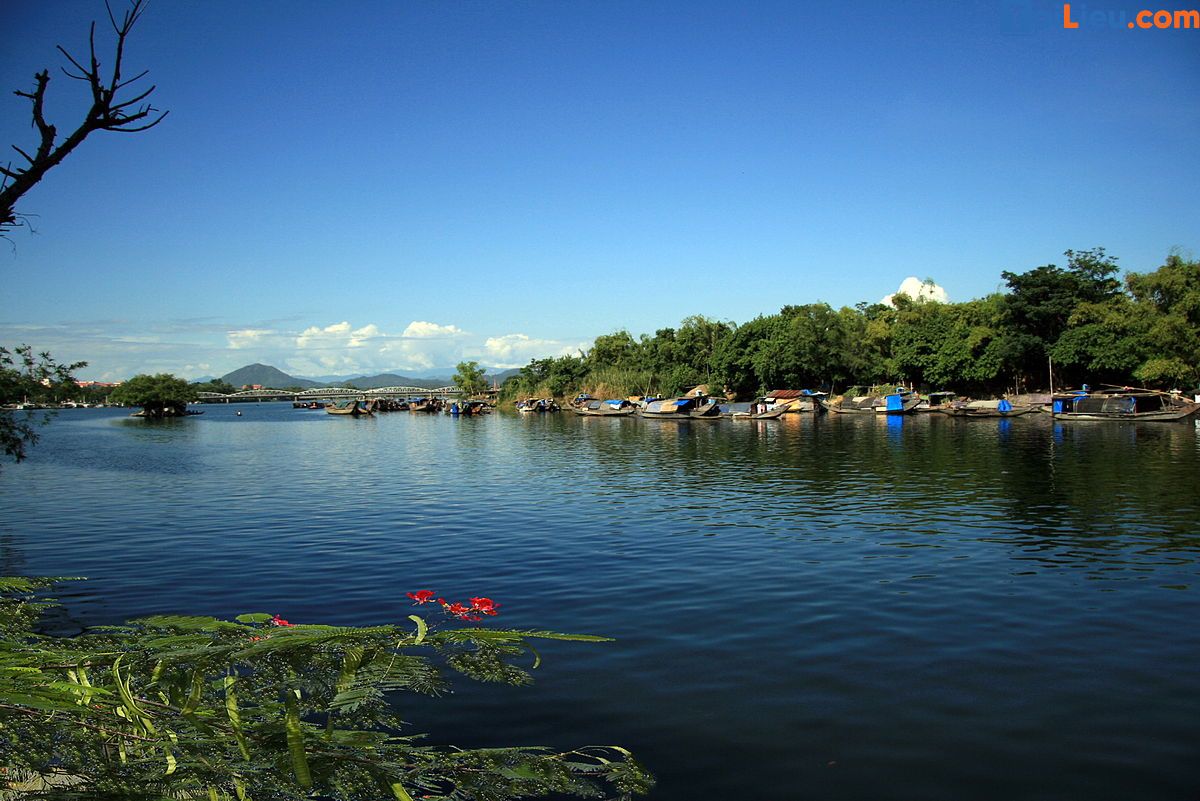 Phân tích sông Hương ở trong thâm tâm TP.HCM Huế - Mẫu 2