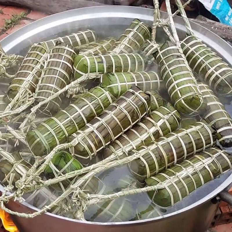 Bước 6: Luộc bánh