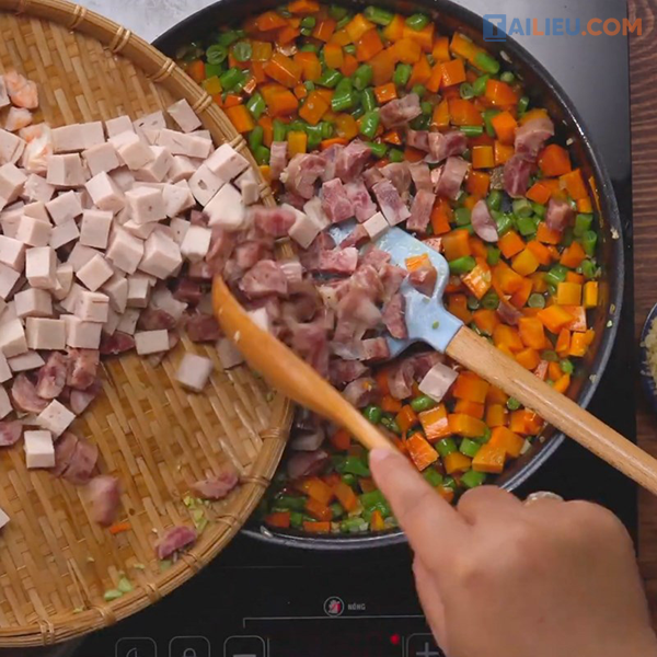 Bước 4: Xào các nguyên liệu