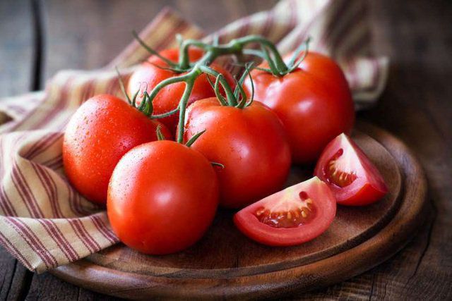 Cách làm cho môi hết thâm bằng cà chua