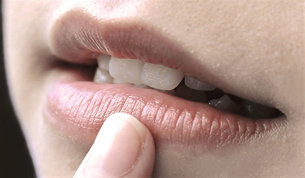 Nguyên nhân gây ra tình trạng thâm môi là gì?