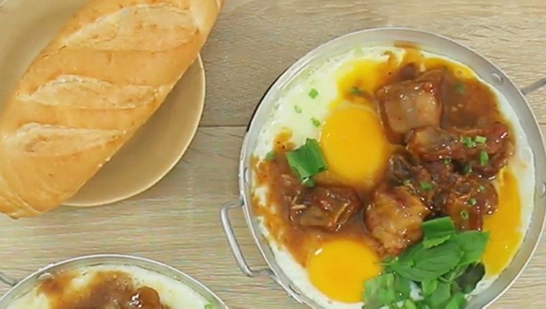 Cách làm món bánh mì chảo sườn kho