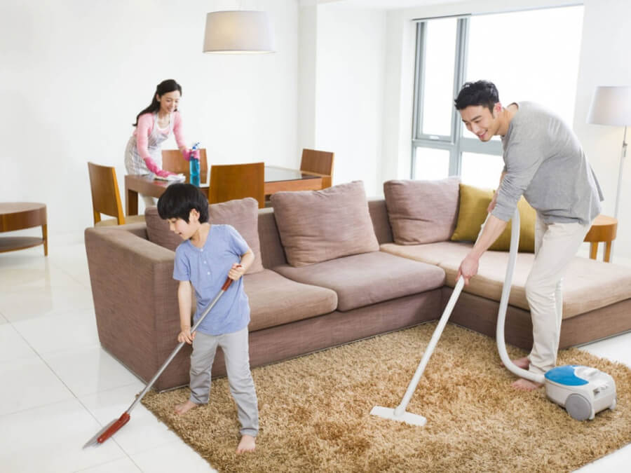 Bé giúp ba mẹ dọn dẹp nhà cửa