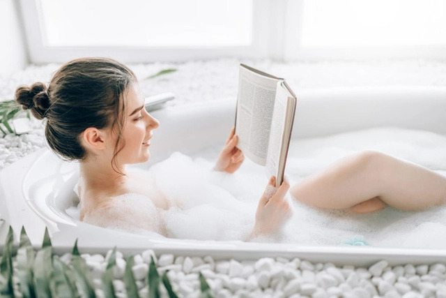 Tắm sáng có tốt không? Những lợi ích của việc tắm sáng