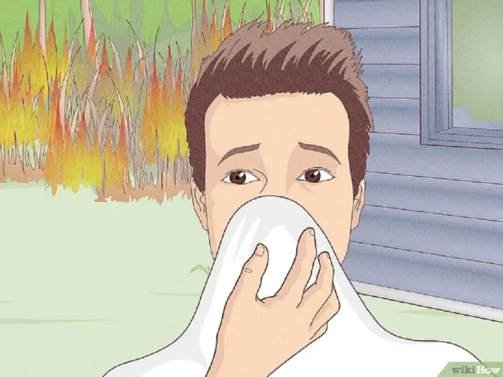 Dùng khăn ướt bịt mũi, choàng lên người để hạn chế hít phải khói độc